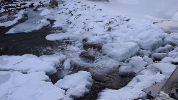 Strumień Wody Przepływający Przez Lodowatą Rzekę Wysoko Górach Spokojna Zamarznięta — Wideo stockowe
