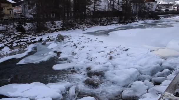 Strumień Wody Przepływający Przez Lodowatą Rzekę Wysoko Górach Spokojna Zamarznięta — Wideo stockowe
