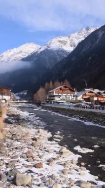 Solden Alp Oteli 'ndeki Otztal Vadisi' nden akan donmuş bir nehrin güzel manzarası. Avusturya 'nın geleneksel Solden kasabası kış aylarında zirve yapan kayak sezonunda. Dağ arkaplanı.