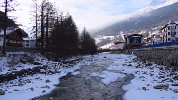 Solden Tyrol Austria Stycznia 2023 Lodowata Rzeka Przepływająca Przez Dolinę — Wideo stockowe
