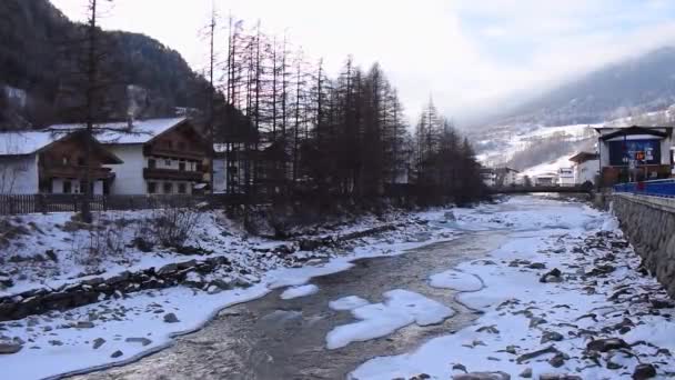 Belle Vue Sur Une Rivière Gelée Qui Coule Travers Vallée — Video