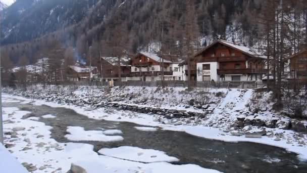 Bela Vista Rio Congelado Que Flui Através Vale Otztal Solden — Vídeo de Stock