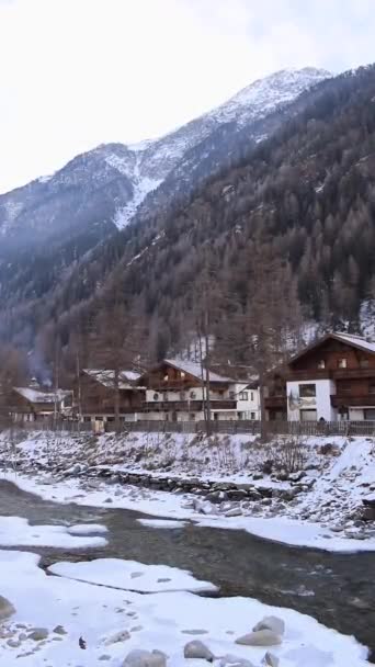 Piękny Widok Zamarzniętą Rzekę Przepływającą Przez Dolinę Otztal Solden Alpine — Wideo stockowe
