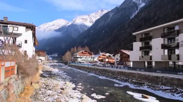 Прекрасний Вид Замерзлу Річку Протікає Через Долину Отталь Сольденському Альпійському — стокове відео