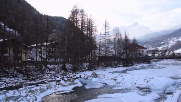 Krásný Výhled Zamrzlou Řeku Protékající Otztal Valley Solden Alpine Resort — Stock video