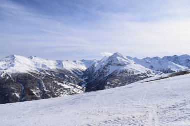 İtalya, Torino 'daki Sauze D' Oulx kayak merkezinin tepesinden çarpıcı bir manzara. Piedmont bölgesinde karlı dağlardan oluşan güzel İtalyan dağları.