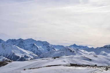 İtalya, Torino 'daki Sauze D' Oulx kayak merkezinin tepesinden çarpıcı bir manzara. Piedmont bölgesinde karlı dağlardan oluşan güzel İtalyan dağları.