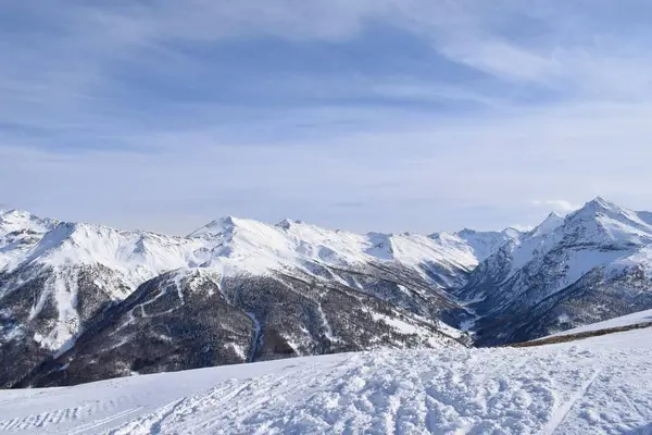 İtalya, Torino 'daki Sauze D' Oulx kayak merkezinin tepesinden çarpıcı bir manzara. Piedmont bölgesinde karlı dağlardan oluşan güzel İtalyan dağları.