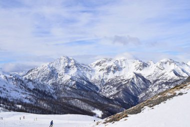 İtalya 'nın Turin, İtalya' daki Sauze D 'Oulx kayak merkezindeki kayak yamacından muhteşem bir manzara ve vadi. Piedmont bölgesinde karlı dağlardan oluşan güzel İtalyan dağları.