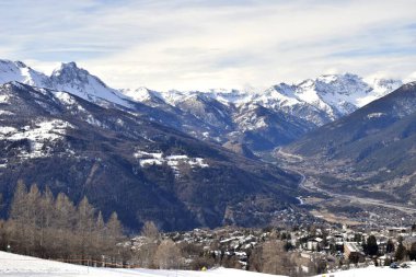 Kuzey İtalya, Turin, Piedmont 'taki Susa Vadisi ve karlı dağ tepelerinin yüksek manzarası. Graian Alpleri ve Cottian Alpleri arasında yer alıyor. Sauze D 'Oulx kayak merkezinden alındı.