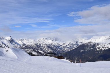 İtalya 'nın Turin, İtalya' daki Sauze D 'Oulx kayak merkezindeki kayak yamacından muhteşem bir manzara ve vadi. Piedmont bölgesinde karlı dağlardan oluşan güzel İtalyan dağları.