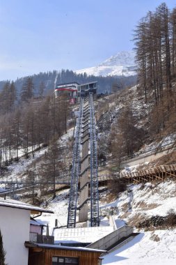 Solden kasabası, Tyrol, Avusturya 'da kayakçılar ve snowboardcular için füniküler kaldırma. Karlı dağ zeminli Solden Alp Kayak Merkezi.