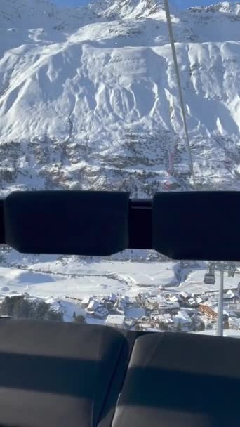 冬のピークスキーシーズン中にオーストリアのティロル 雪のオッテタール渓谷の美しい空中ビュー 明るい晴れた日のオバーグルスキーリゾートでのゴンドラスキーリフト — ストック動画