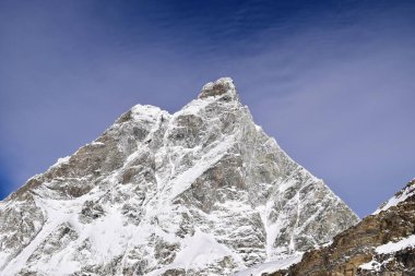 Cervinia Valtournenche kayak merkezi, İtalyan Alpleri 'ndeki kayak pistlerinden güzel kar maskeli Matterhorn. İtalya ve İsviçre sınırındaki karlı dağ zirvesi.