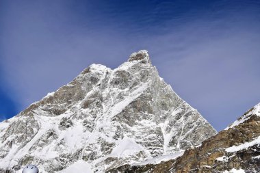Cervinia Valtournenche kayak merkezi, İtalyan Alpleri 'ndeki kayak pistlerinden güzel kar maskeli Matterhorn. İtalya ve İsviçre sınırındaki karlı dağ zirvesi.