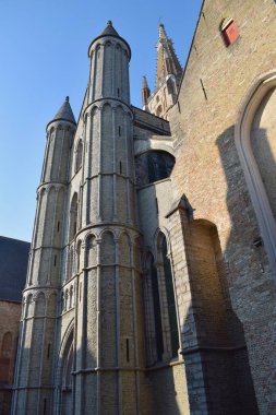 Bruges, Belçika - 8 Haziran 2023: The Church of Our Lady, Bruges, Belçika 'da bir Roma Katolik kilisesi. Kulesi tarihi kentin en yüksek binası ve dünyanın en yüksek ikinci tuğla kulesidir..