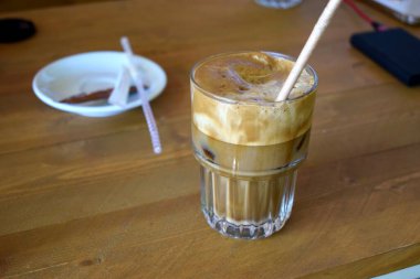 Yazın Yunan kafesinde nefis soğuk freddo cappuccino kahvesi.