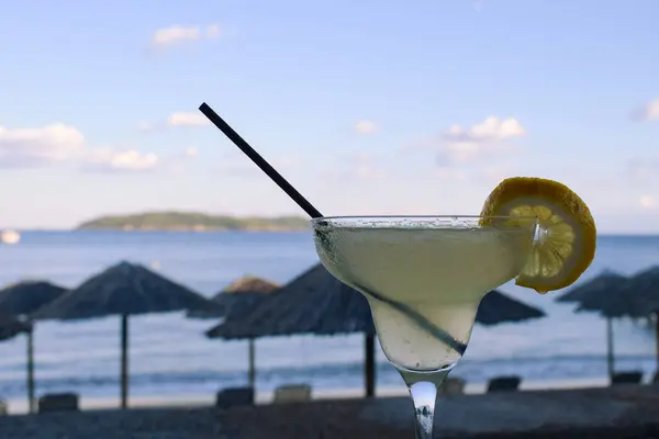 Limon kokteylini limon dilimi ve pipetle bir adanın sahil barında tazeliyorum.