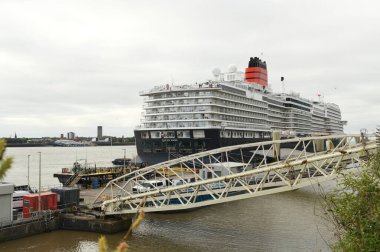 Liverpool, Merseyside, İngiltere - 3 Haziran 2024: Yeni Cunard Queen seyahat gemisi Liverpool Rıhtımı 'na yanaştı