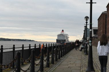 Liverpool, Merseyside, İngiltere - 3 Haziran 2024: Yeni Cunard Queen seyahat gemisi Liverpool Rıhtımı 'na yanaştı