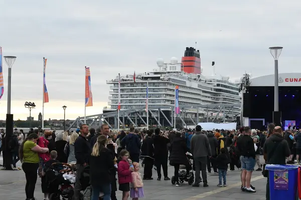 Liverpool, Merseyside, İngiltere - 3 Haziran 2024: Yeni Cunard Queen seyahat gemisi Liverpool Rıhtımı 'na yanaştı
