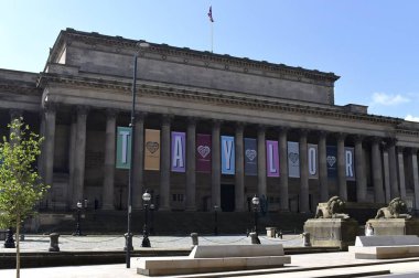 Liverpool, Merseyside, Birleşik Krallık - 5 Haziran 2024: Liverpool şehir merkezindeki Aziz George Salonu 'nun önündeki pankartlar Taylor Swift' in Eras turunu Anfield Stadyumu 'nda Haziran 2024' de tanıtıyor.