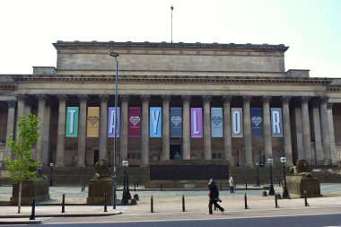 Liverpool, Merseyside, Birleşik Krallık - 5 Haziran 2024: Liverpool şehir merkezindeki Aziz George Salonu 'nun önündeki pankartlar Taylor Swift' in Eras turunu Anfield Stadyumu 'nda Haziran 2024' de tanıtıyor.