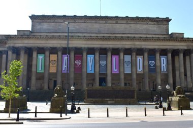 Liverpool, Merseyside, Birleşik Krallık - 5 Haziran 2024: Liverpool şehir merkezindeki Aziz George Salonu 'nun önündeki pankartlar Taylor Swift' in Eras turunu Anfield Stadyumu 'nda Haziran 2024' de tanıtıyor.