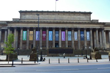 Liverpool, Merseyside, Birleşik Krallık - 5 Haziran 2024: Liverpool şehir merkezindeki Aziz George Salonu 'nun önündeki pankartlar Taylor Swift' in Eras turunu Anfield Stadyumu 'nda Haziran 2024' de tanıtıyor.