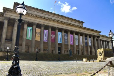 Liverpool, Merseyside, Birleşik Krallık - 5 Haziran 2024: Liverpool şehir merkezindeki Aziz George Salonu 'nun önündeki pankartlar Taylor Swift' in Eras turunu Anfield Stadyumu 'nda Haziran 2024' de tanıtıyor.