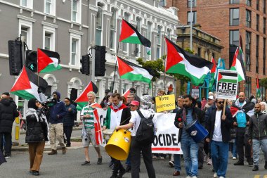 Liverpool, İngiltere - 30 Haziran 2024: Liverpool şehri üzerinden Filistin-İsrail çatışmasını protesto eden insanlar. Filistin 'in Liverpool Dostları haftalık dayanışma yürüyüşünde bayraklar ve bayraklar sallanıyor.