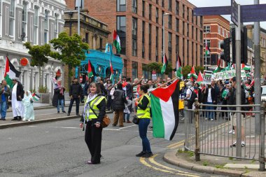 Liverpool, İngiltere - 30 Haziran 2024: Liverpool şehri üzerinden Filistin-İsrail çatışmasını protesto eden insanlar. Filistin 'in Liverpool Dostları haftalık dayanışma yürüyüşünde bayraklar ve bayraklar sallanıyor.