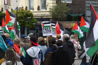 Liverpool, İngiltere - 30 Haziran 2024: Liverpool şehri üzerinden Filistin-İsrail çatışmasını protesto eden insanlar. Filistin 'in Liverpool Dostları haftalık dayanışma yürüyüşünde bayraklar ve bayraklar sallanıyor.