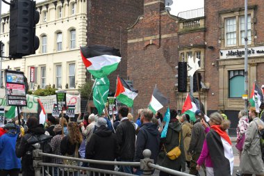 Liverpool, İngiltere - 30 Haziran 2024: Liverpool şehri üzerinden Filistin-İsrail çatışmasını protesto eden insanlar. Filistin 'in Liverpool Dostları haftalık dayanışma yürüyüşünde bayraklar ve bayraklar sallanıyor.