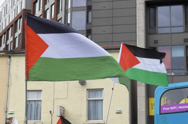 Liverpool, İngiltere - 30 Haziran 2024: Liverpool şehri üzerinden Filistin-İsrail çatışmasını protesto eden insanlar. Filistin 'in Liverpool Dostları haftalık dayanışma yürüyüşünde bayraklar ve bayraklar sallanıyor.