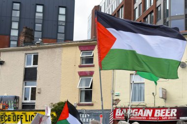 Liverpool, İngiltere - 30 Haziran 2024: Liverpool şehri üzerinden Filistin-İsrail çatışmasını protesto eden insanlar. Filistin 'in Liverpool Dostları haftalık dayanışma yürüyüşünde bayraklar ve bayraklar sallanıyor.