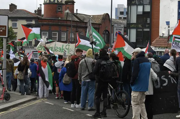 Liverpool, İngiltere - 30 Haziran 2024: Liverpool şehri üzerinden Filistin-İsrail çatışmasını protesto eden insanlar. Filistin 'in Liverpool Dostları haftalık dayanışma yürüyüşünde bayraklar ve bayraklar sallanıyor.