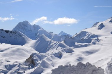Fransa 'nın Üç Vadisi' ndeki karlı Alp Dağları tepeleri. Fransız Tarentaise Vadisi 'ndeki popüler Courchevel kayak merkezinden nefes kesici manzara.