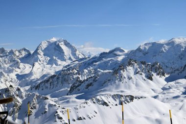 Fransa 'nın Üç Vadisi' ndeki karlı Alp Dağları tepeleri. Fransız Tarentaise Vadisi 'ndeki popüler Courchevel kayak merkezinden nefes kesici manzara.