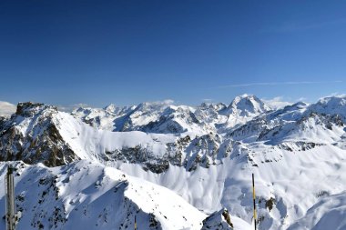 Fransa 'nın Üç Vadisi' ndeki karlı Alp Dağları tepeleri. Fransız Tarentaise Vadisi 'ndeki popüler Courchevel kayak merkezinden nefes kesici manzara.