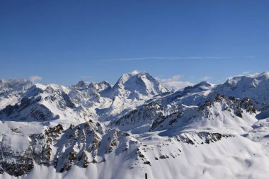 Fransa 'nın Üç Vadisi' ndeki karlı Alp Dağları tepeleri. Fransız Tarentaise Vadisi 'ndeki popüler Courchevel kayak merkezinden nefes kesici manzara.