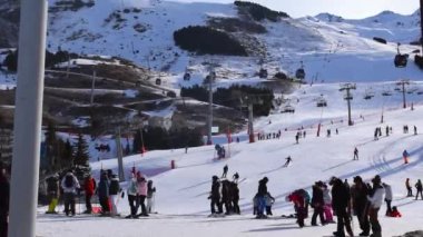Les Menuires - 11 Mart 2024: Kayakçılar sabah Les Menuires Kayak Tesisi 'nin Üs Bölgesi' nde toplanarak Üç Vadi 'deki Fransız Alp Dağları' nda kayak ve snowboard sporu için güzel bir gün geçirdiler..