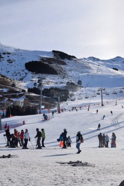 Les Menuires - 11 Mart 2024: Kayakçılar sabah Les Menuires Kayak Tesisi 'nin Üs Bölgesi' nde toplanarak Üç Vadi 'deki Fransız Alp Dağları' nda kayak ve snowboard sporu için güzel bir gün geçirdiler..
