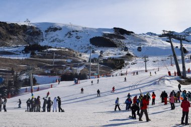 Les Menuires - 11 Mart 2024: Kayakçılar sabah Les Menuires Kayak Tesisi 'nin Üs Bölgesi' nde toplanarak Üç Vadi 'deki Fransız Alp Dağları' nda kayak ve snowboard sporu için güzel bir gün geçirdiler..