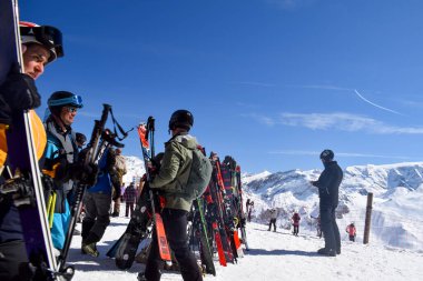 Meribel, Fransa - 13 Mart 2024: Fransa 'nın Üç Vadisi' ndeki Meribel ve Courchevel kayak merkezlerinin tepesinde bir grup kayakçı. Kayakçılar ve snowboardcular Saulire dağının zirvesinde toplandılar.