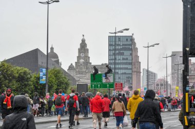 Liverpool, Birleşik Krallık - 26 Mayıs 2025: Liverpool Otobüs Geçidi 'ni izlemek için bir grup taraftar strand boyunca toplandı. Liverpool FC Premiere Ligi unvan kutlaması Liver Binası 'nda sona erdi..
