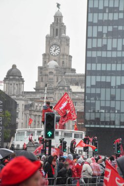 Liverpool, Birleşik Krallık - 26 Mayıs 2025: Liverpool Otobüs Geçidi 'ni izlemek için bir grup taraftar strand boyunca toplandı. Liverpool FC Premiere Ligi unvan kutlaması Liver Binası 'nda sona erdi..
