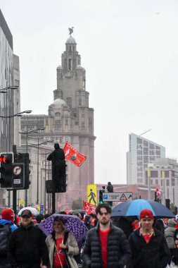 Liverpool, Birleşik Krallık - 26 Mayıs 2025: Liverpool Otobüs Geçidi 'ni izlemek için bir grup taraftar strand boyunca toplandı. Liverpool FC Premiere Ligi unvan kutlaması Liver Binası 'nda sona erdi..