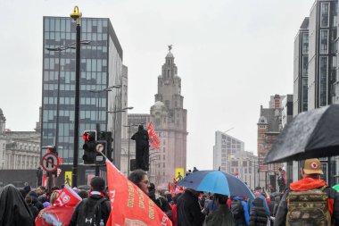 Liverpool, Birleşik Krallık - 26 Mayıs 2025: Liverpool Otobüs Geçidi 'ni izlemek için bir grup taraftar strand boyunca toplandı. Liverpool FC Premiere Ligi unvan kutlaması Liver Binası 'nda sona erdi..