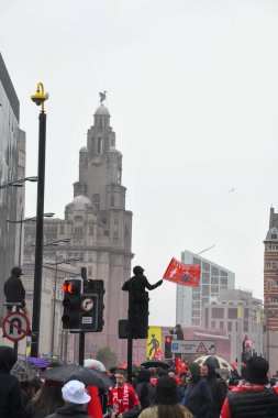 Liverpool, Birleşik Krallık - 26 Mayıs 2025: Liverpool Otobüs Geçidi 'ni izlemek için bir grup taraftar strand boyunca toplandı. Liverpool FC Premiere Ligi unvan kutlaması Liver Binası 'nda sona erdi..